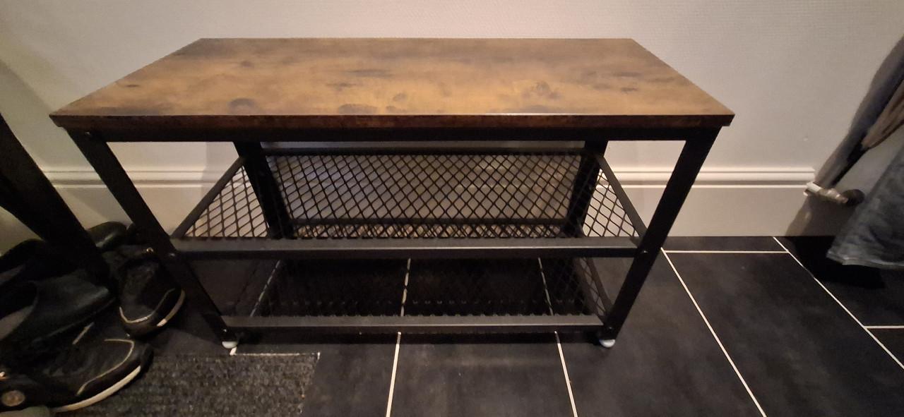 Bank, tafel en stoelen, kapstok, schoenen rekje, fauteuils,