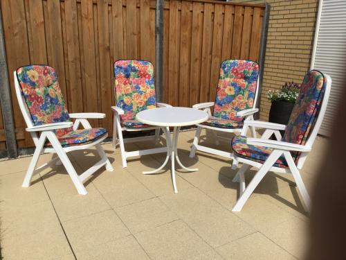 4 Kunststof tuinstoelen met kussens + tafeltje
