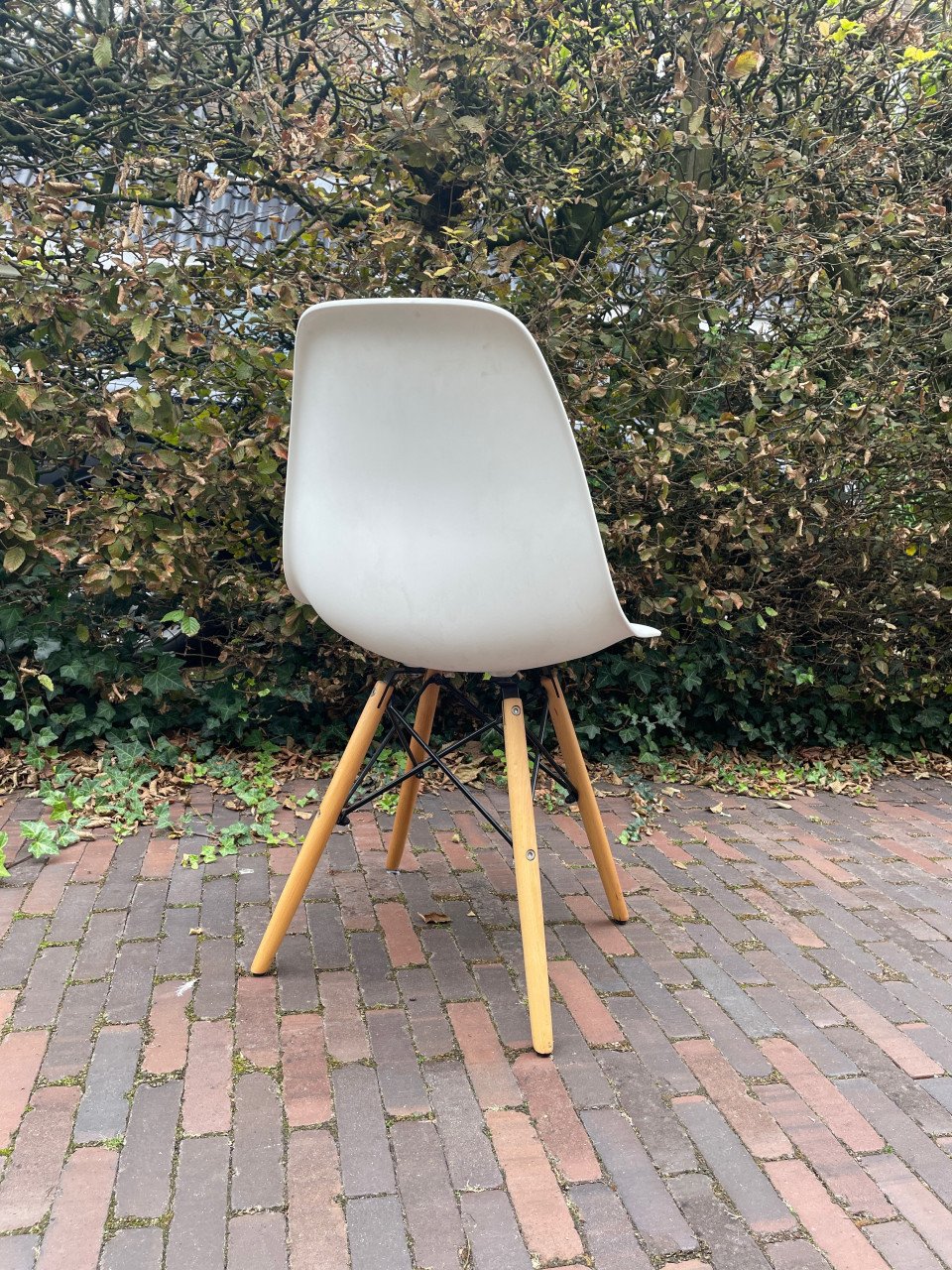 Acht eetkamerstoelen - Eames replica