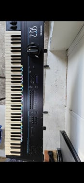Vintage synth en midi apparaten