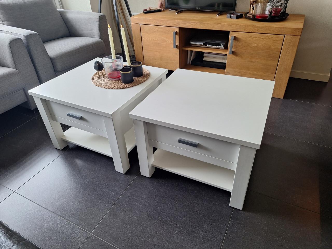 Twee witte salon tafeltjes