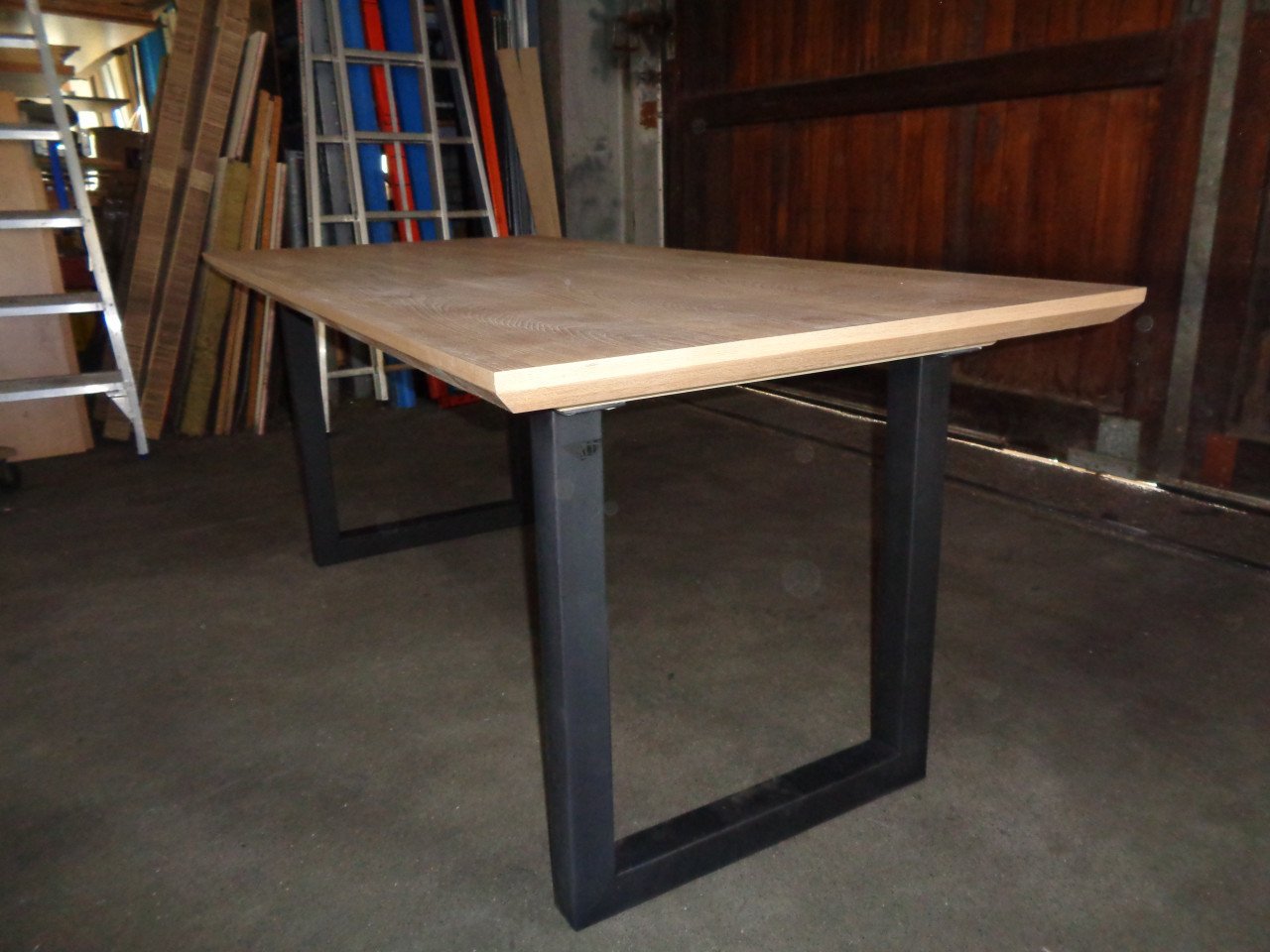 Meerdere nieuwe eetkamer tafels , industrieel .