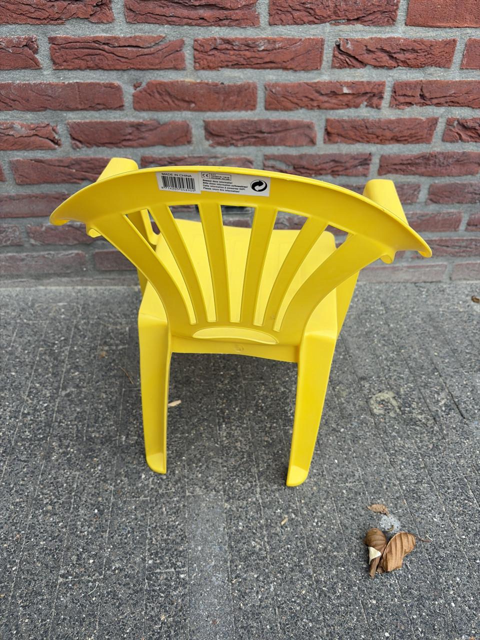 Gele kinderstoel, tuin