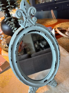 Kleine  brocante spiegel op standaard met Franse lelie  10,-€