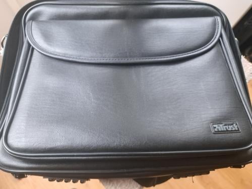 Trust BG-3550p 15,4-inch notebookdraagtas zwart.