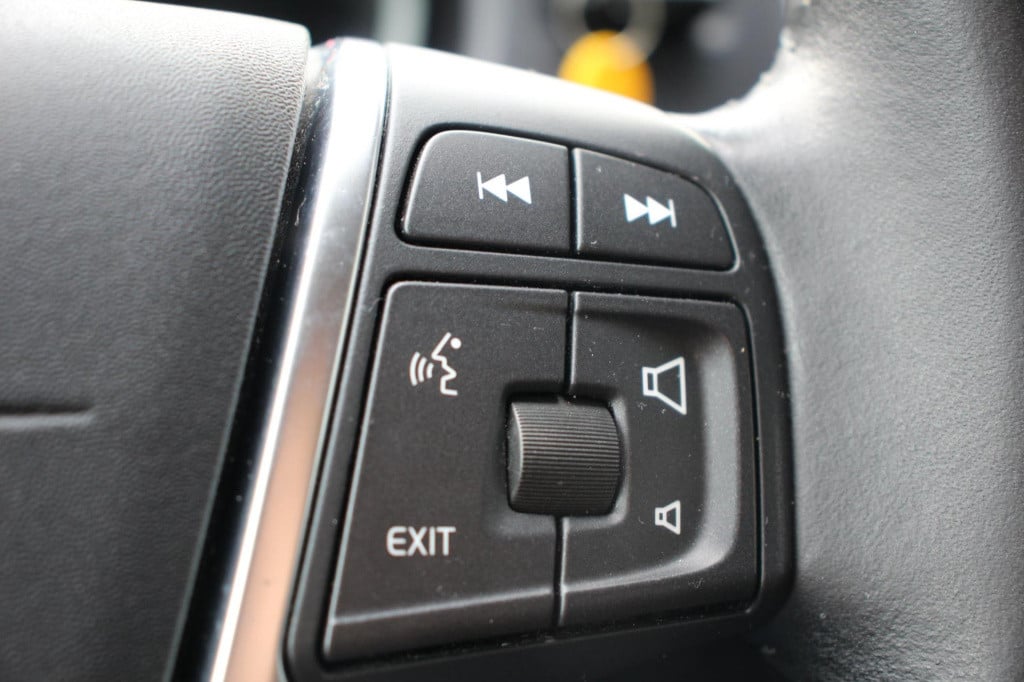 Volvo V40 2.0 t2 momentum - navi - cruise - grootlicht ass - led - pdc - st
