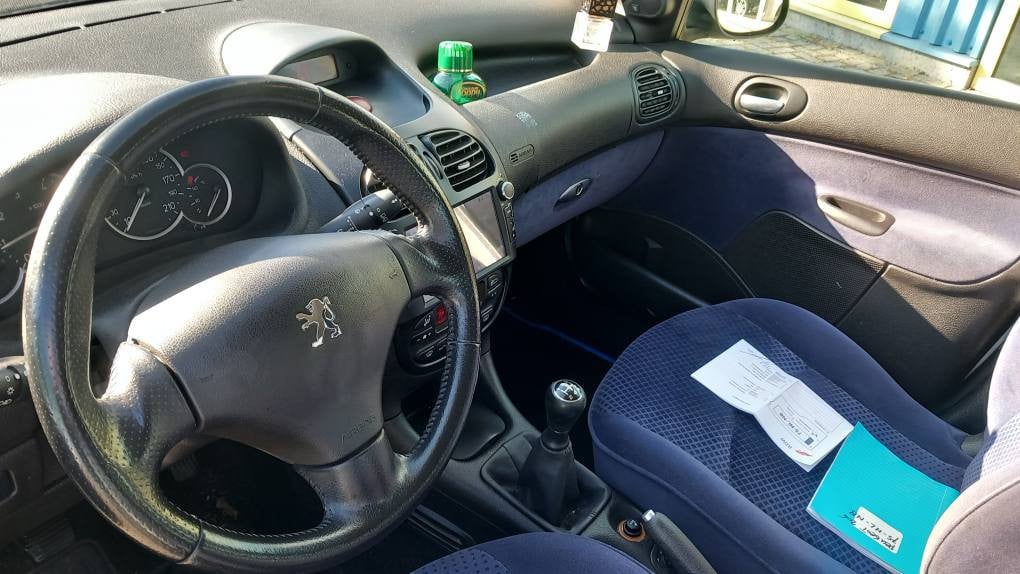 Peugeot 206 1.4 16v Gentry 5deurs bj:2004 airco navigatie apk 5-2026 !!!!