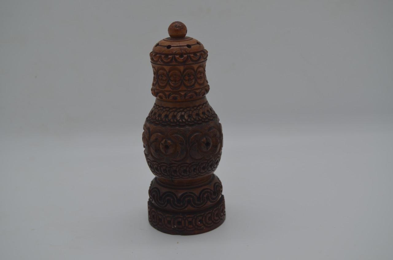 Handgesneden coquilla noten strooiers en pomanders (2)