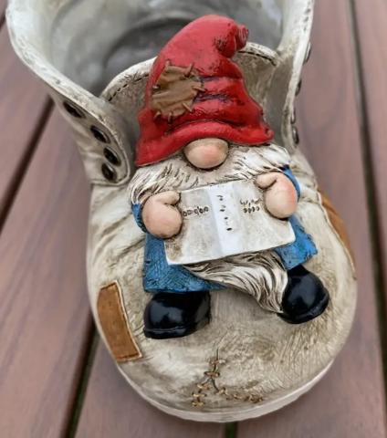 Planten pot kabouter op schoen