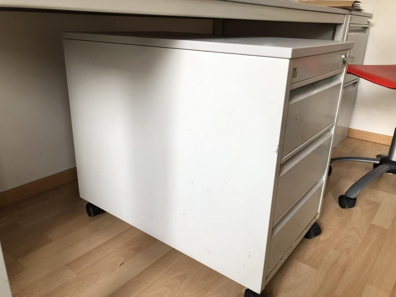 Metalen dossier laden kast met slot en wieltjes