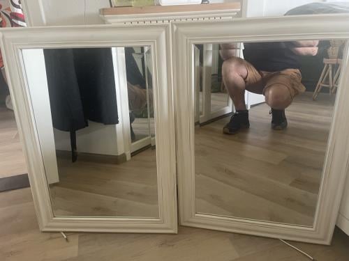 Twee badkamerspiegels