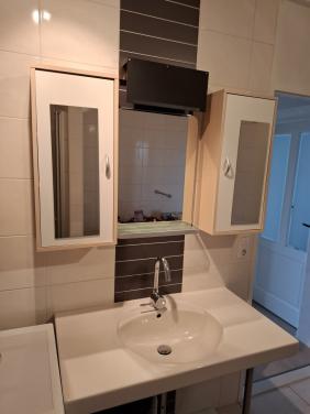 Wastafel met bovenkastjes en spiegel