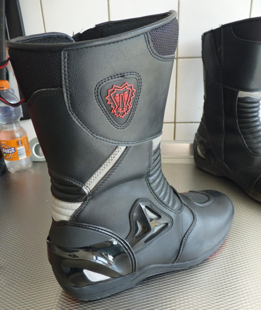 Nagenoeg nieuwe motorlaarzen maat 45 JG.Wolves en Leren motorbroeken.