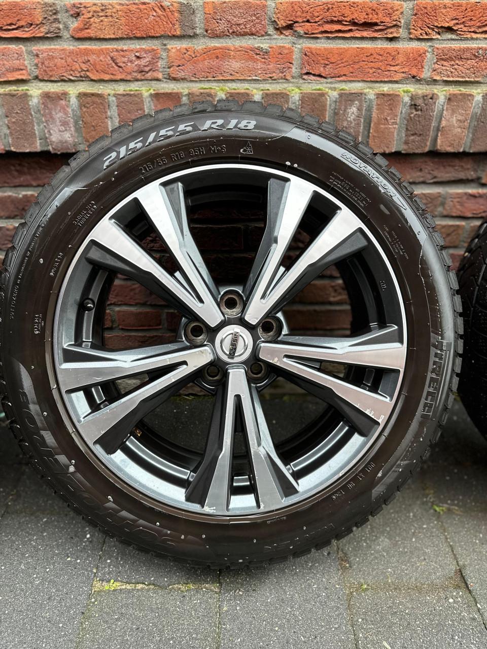 Nissan Qashqai velgen met Pirelli winterbanden 215/55/R18