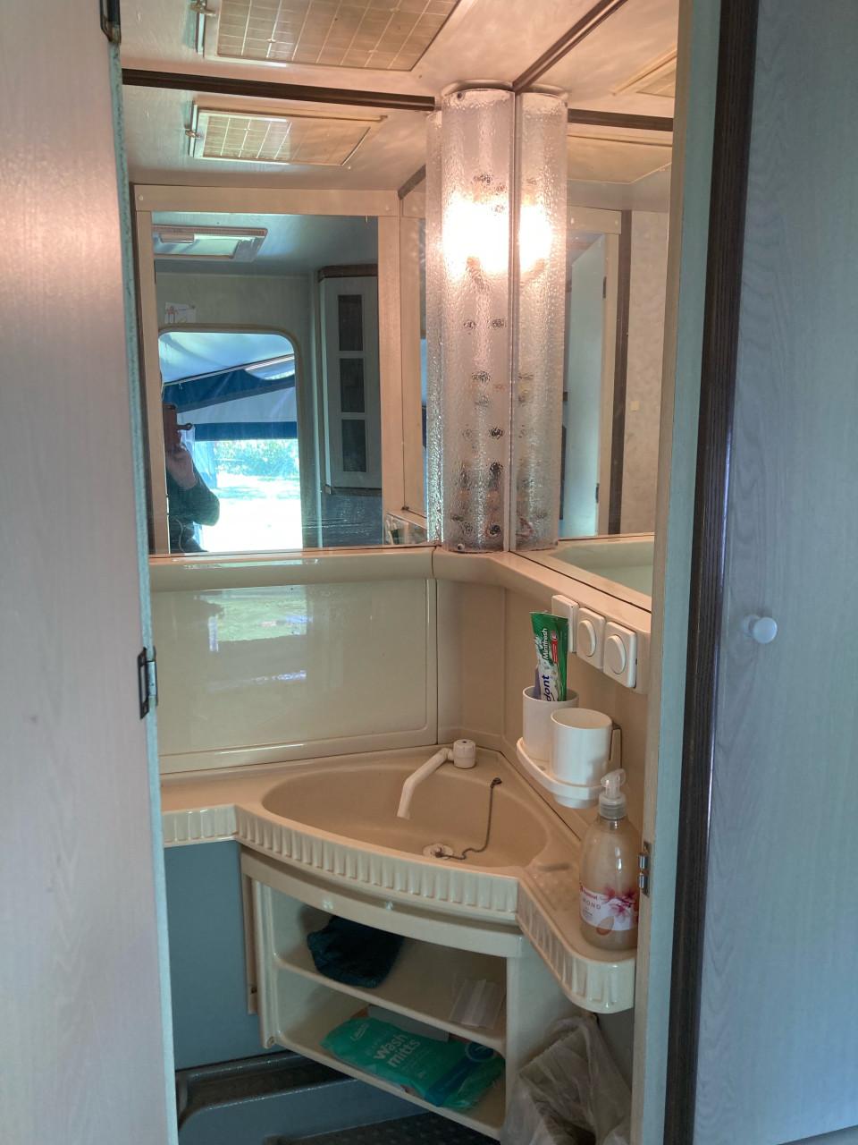 Hobby 400 met badkamer en rondzit