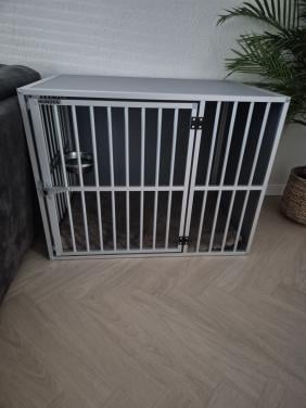 Stevige Hundos hondenbench maat L. Incl. verkleiner + drinkbak