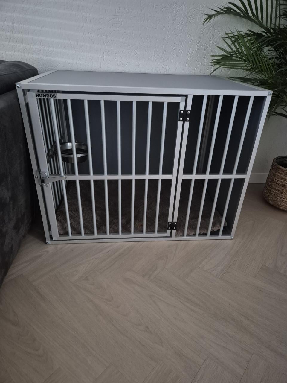 Stevige Hundos hondenbench maat L. Incl. verkleiner + drinkbak