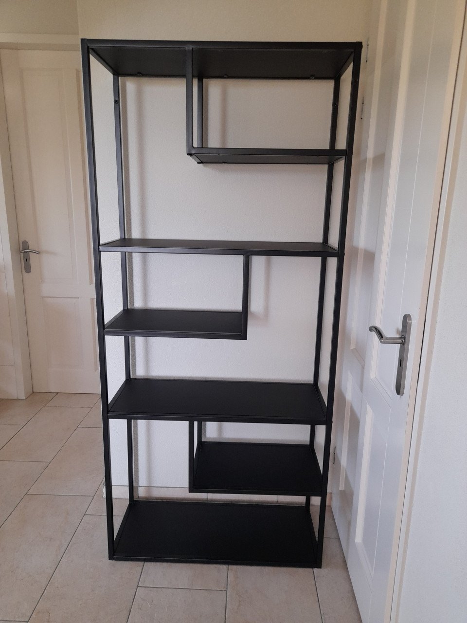 Zwart metalen wandrek met  houten plankjes (85 x 35 x 188H) z.g.a.n.