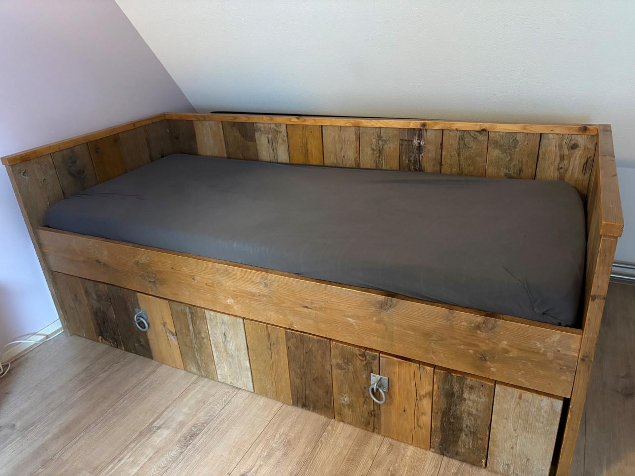Uniek rustiek steigerhouten bed