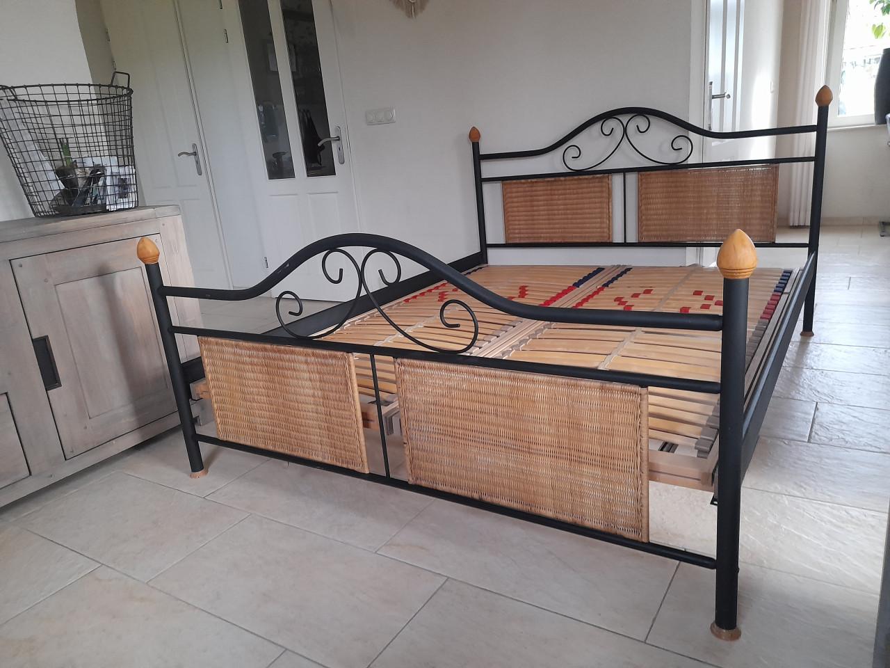 2 Persoons bed 160 x 200 met verstelbare lattenbodems (in goede staat )