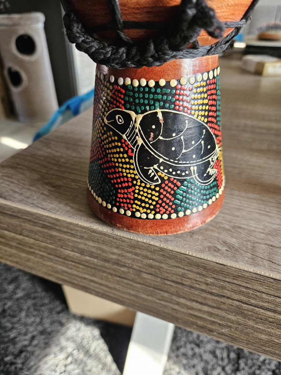 Mooi houten kleurrijk Djembe/ darbouka, handgemaakt Afrika....