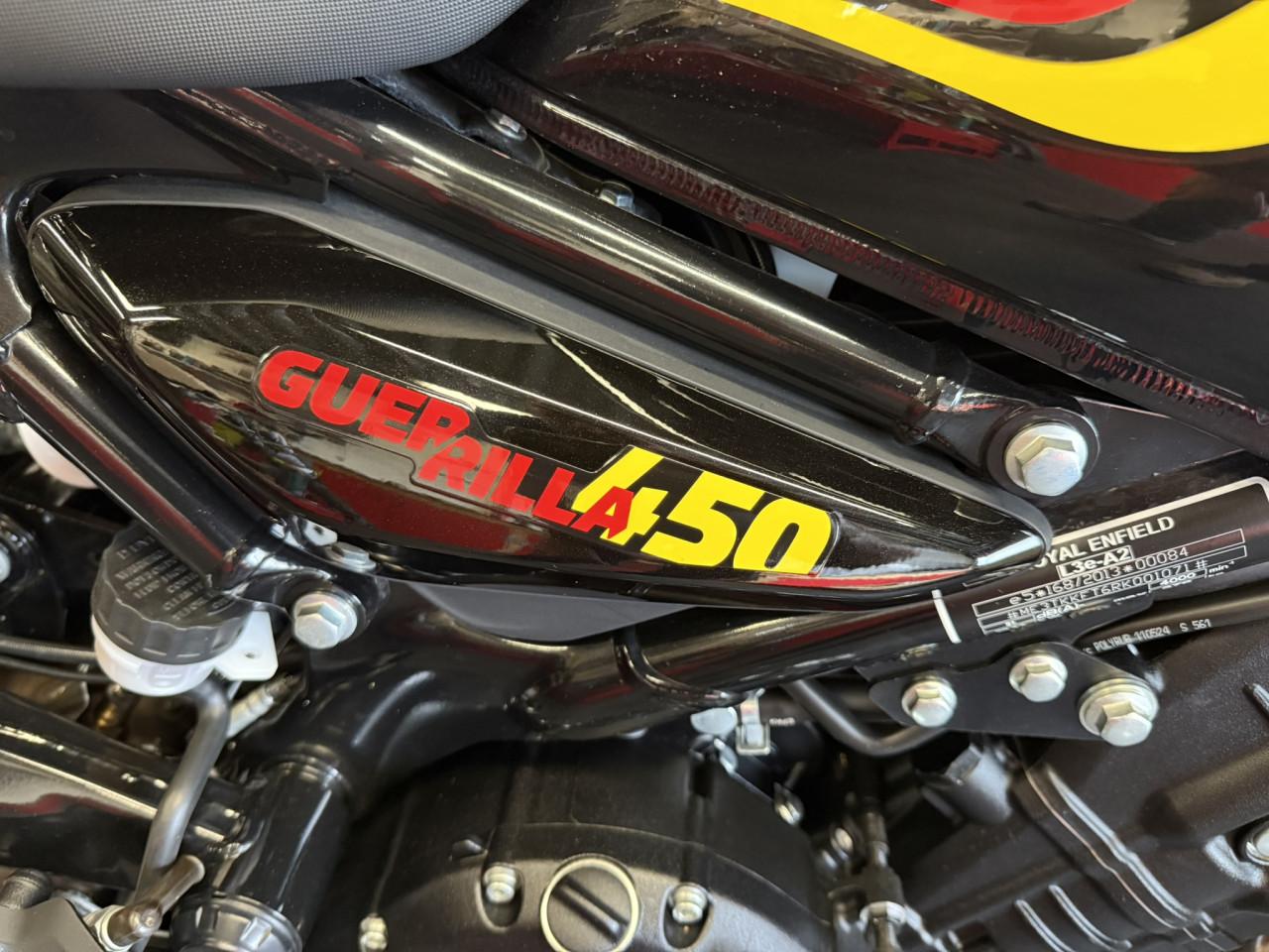 Jonge en gave Royal Enfield Guerrilla 450!