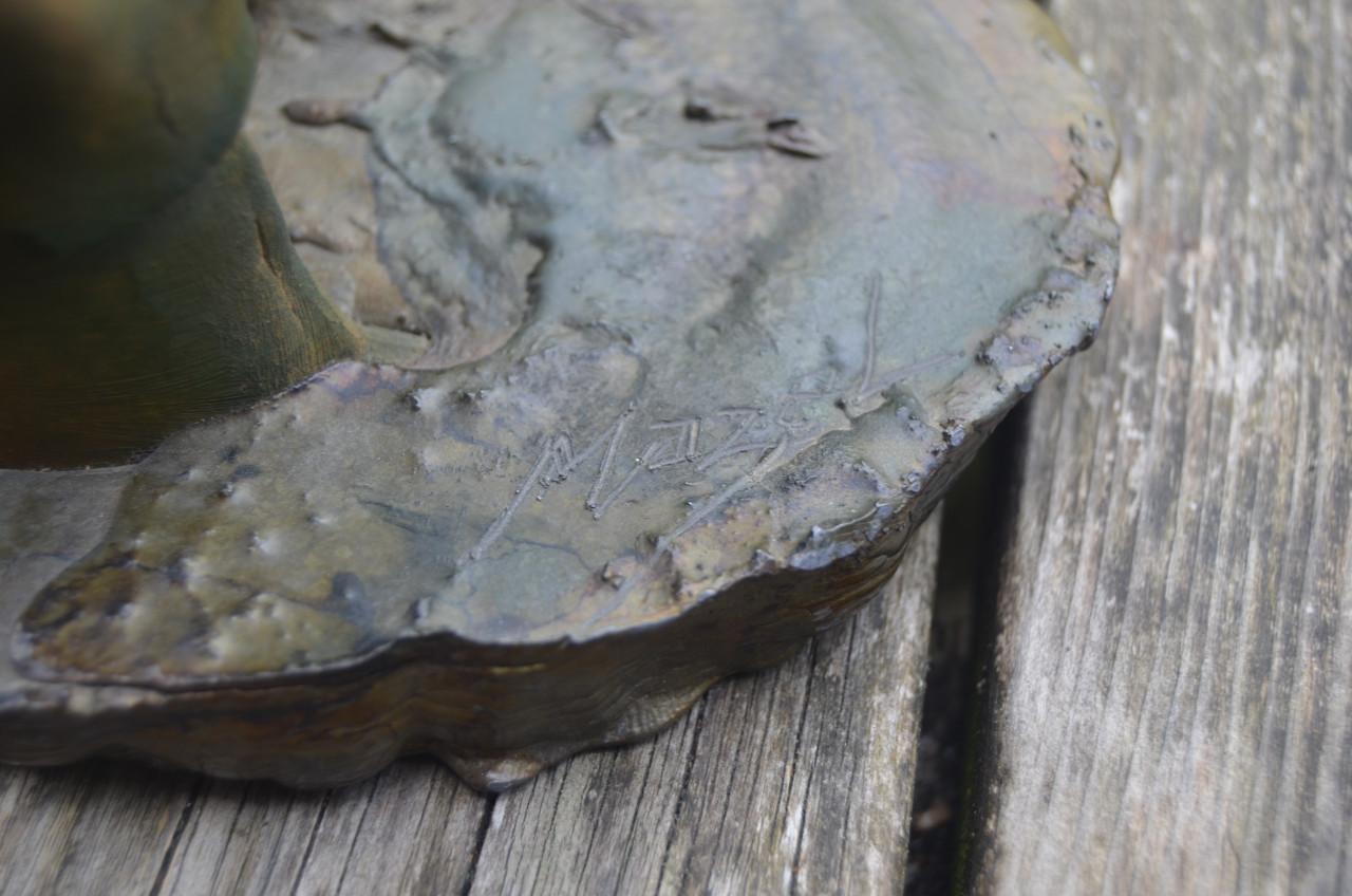 Terracotta en loden beeldengroep van 2 bustes, gesigneerd.