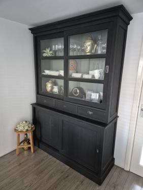 Zwart matte  Buffetkast met schuifdeuren.