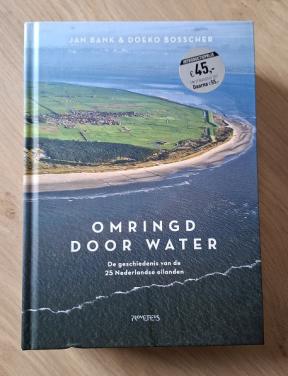 Dik Boek Omringd Door Water