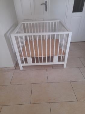 Witte box  (in goede nette staat )in hoogte verstelbaar!