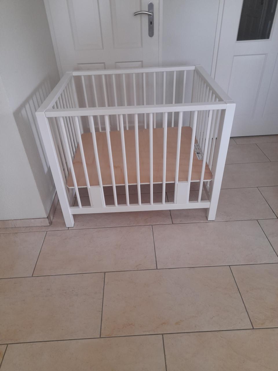 Witte box  (in goede nette staat )in hoogte verstelbaar!