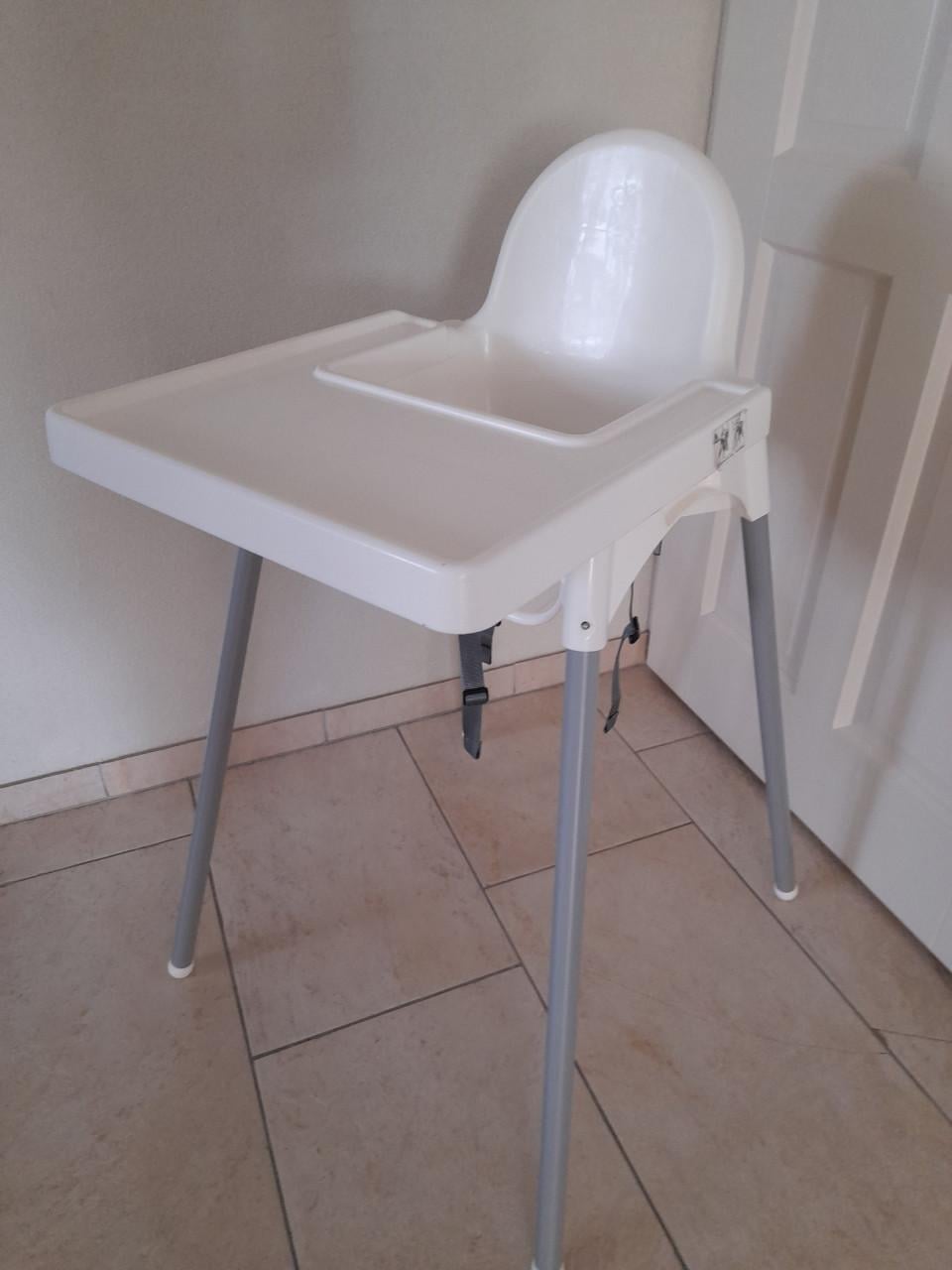 Kinderstoel met gordel (in goede staat )