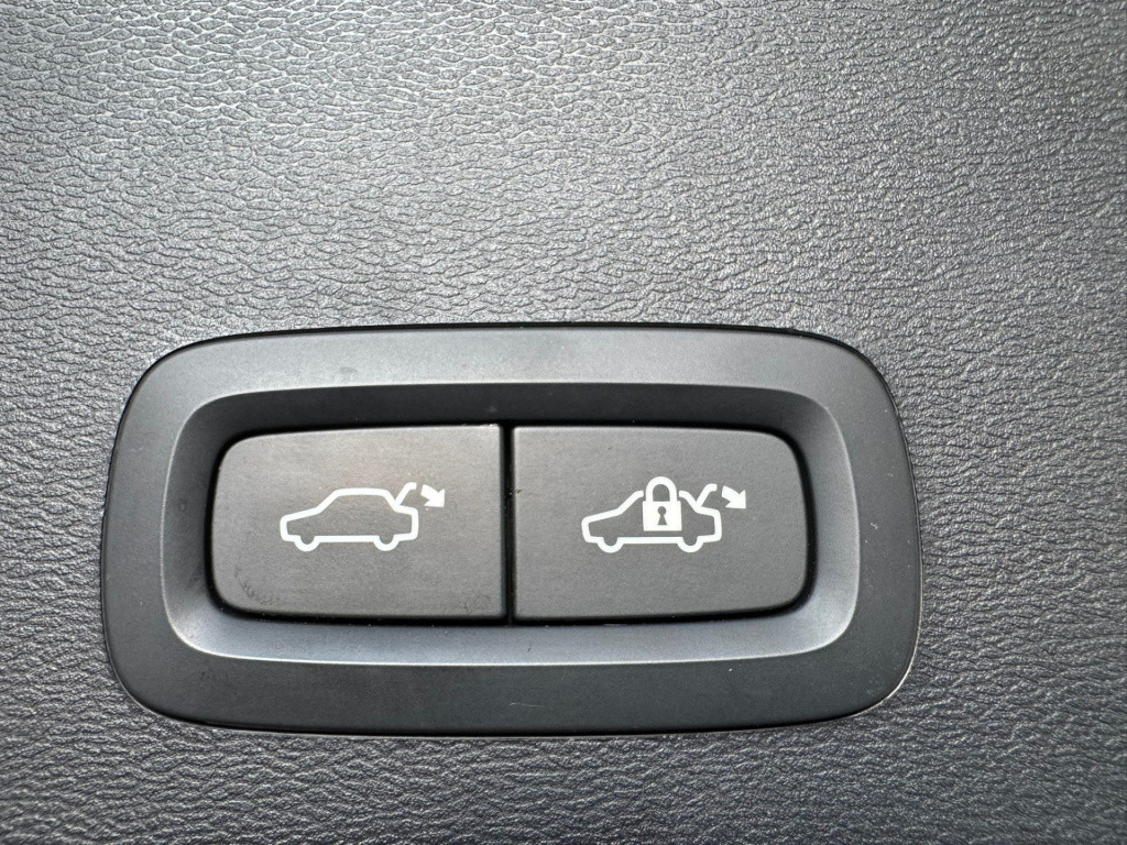 Volvo XC40 1.5 t4 recharge r-design black edition