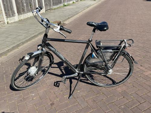 08 Zwart - grijskleurige herenfiets van het merk “ Gazelle ”.