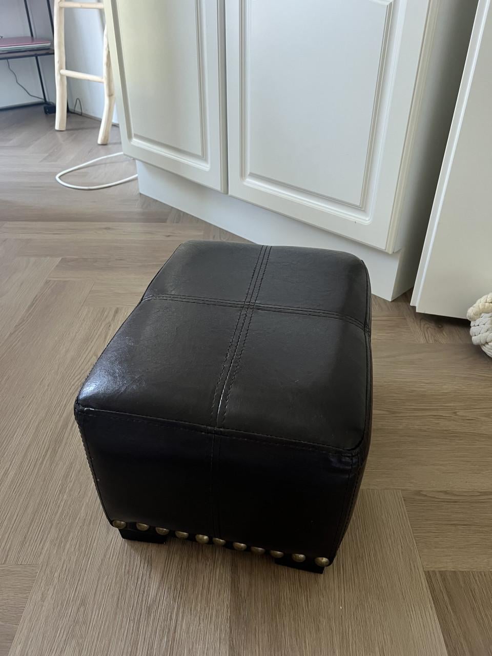Kleine poef met studs
