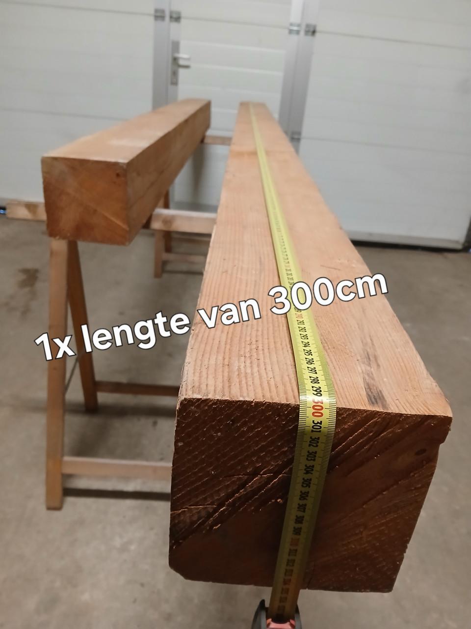 2 Dikke houten Douglas tuin palen van 15x15cm.