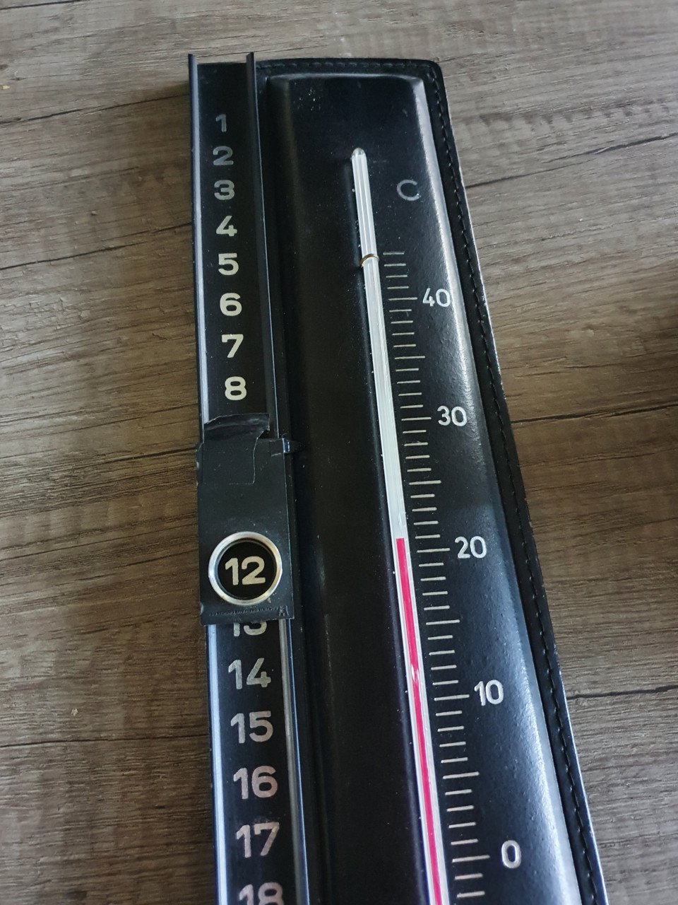 Leuk groot origineel jaren 70 leren Thermometer met kalender, goede staat..