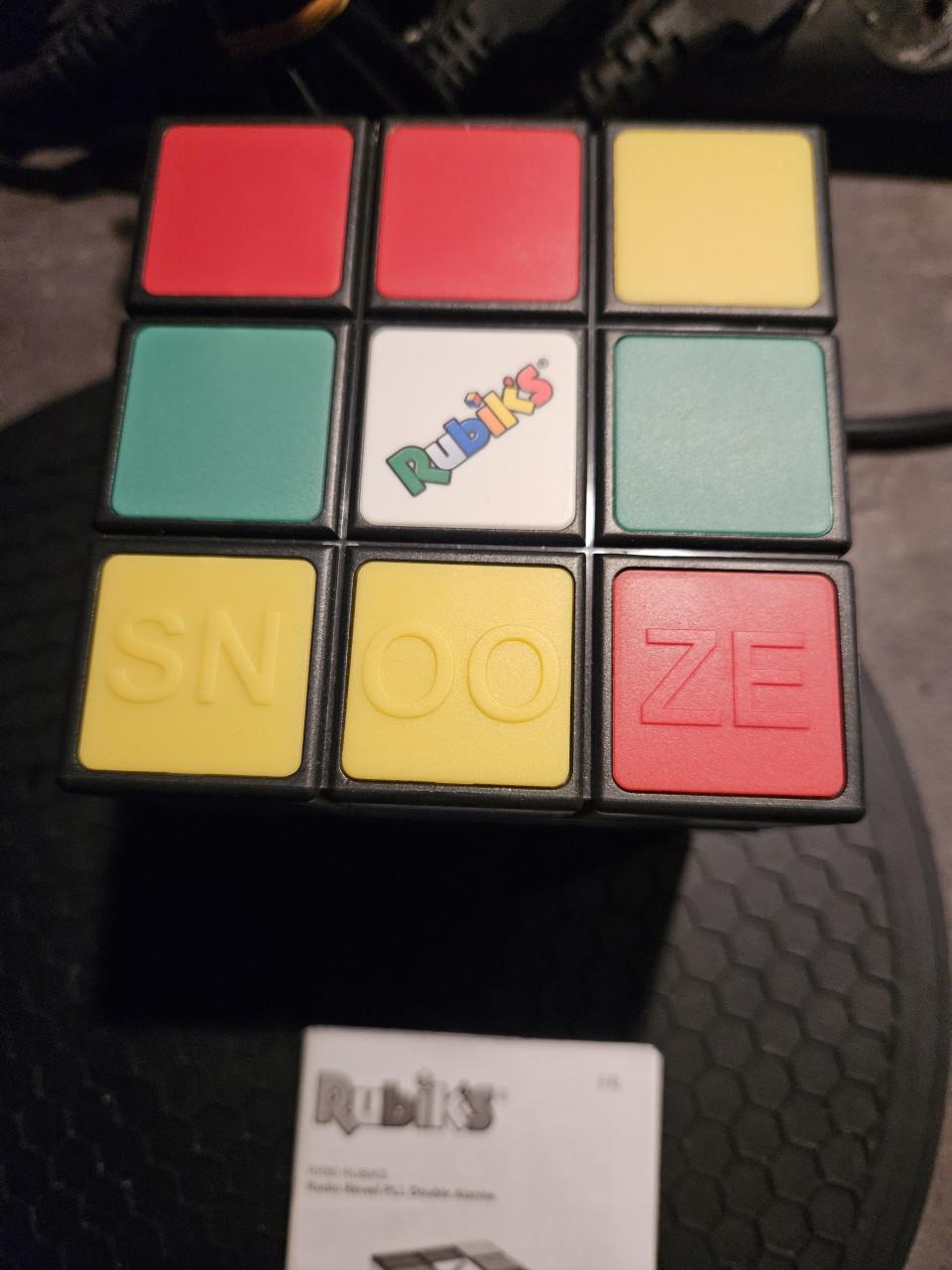 Werkende grote vrolijke vintage Bigben Rubik's cube wekkerradio