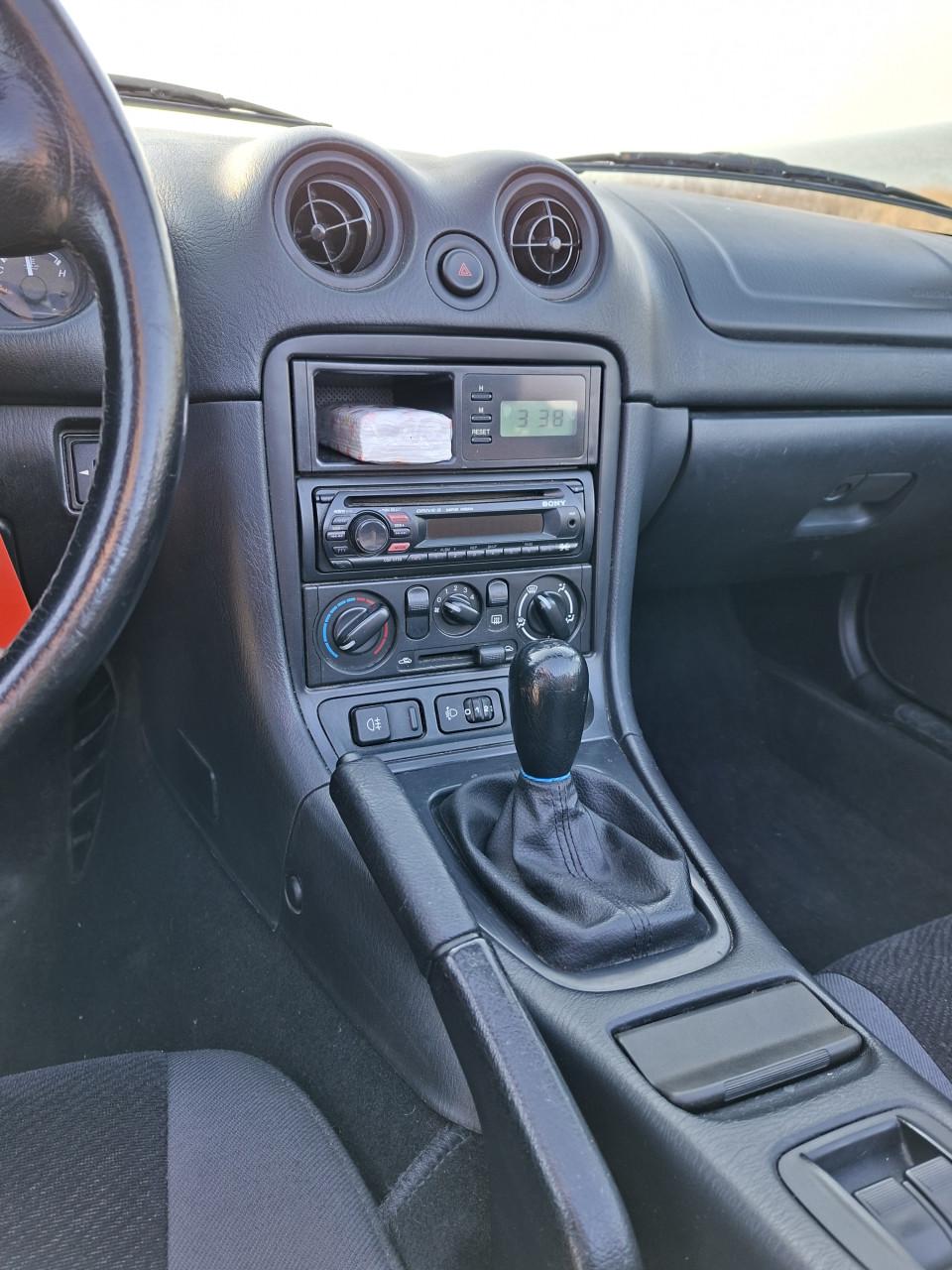 Zwarte Mazda MX-5 (2000) – Softtop en Hardtop – APK tot sept!