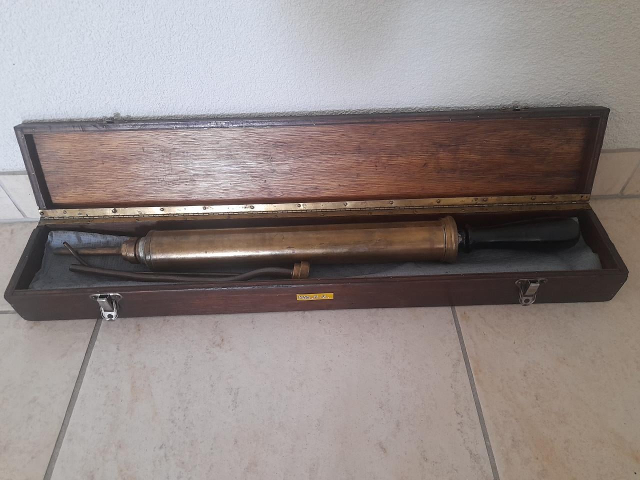 Oude koperen/messing vetspuit met bijpassend kistje.