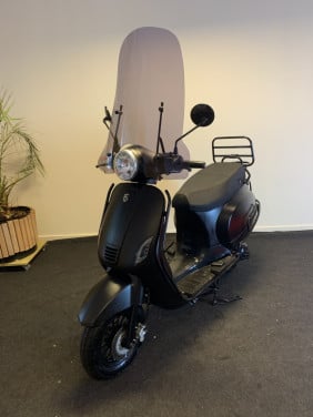 BTC RIVA MET WINDSCHERM NU 695,= RIJKLAAR