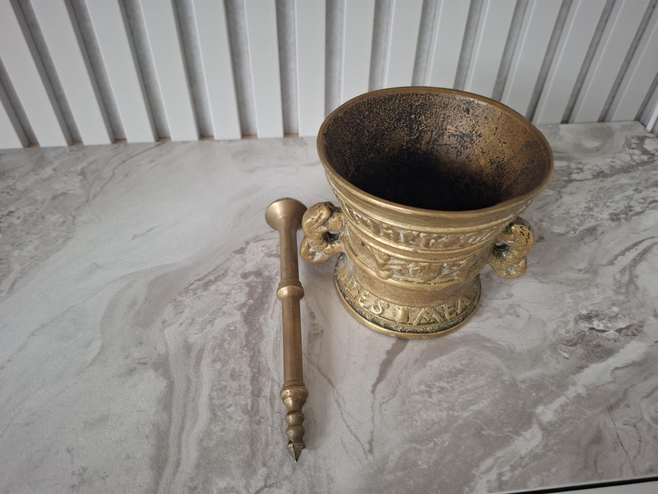 Antieke Bronzen Vijzel met Stamper -bronzen vijzel 1595.