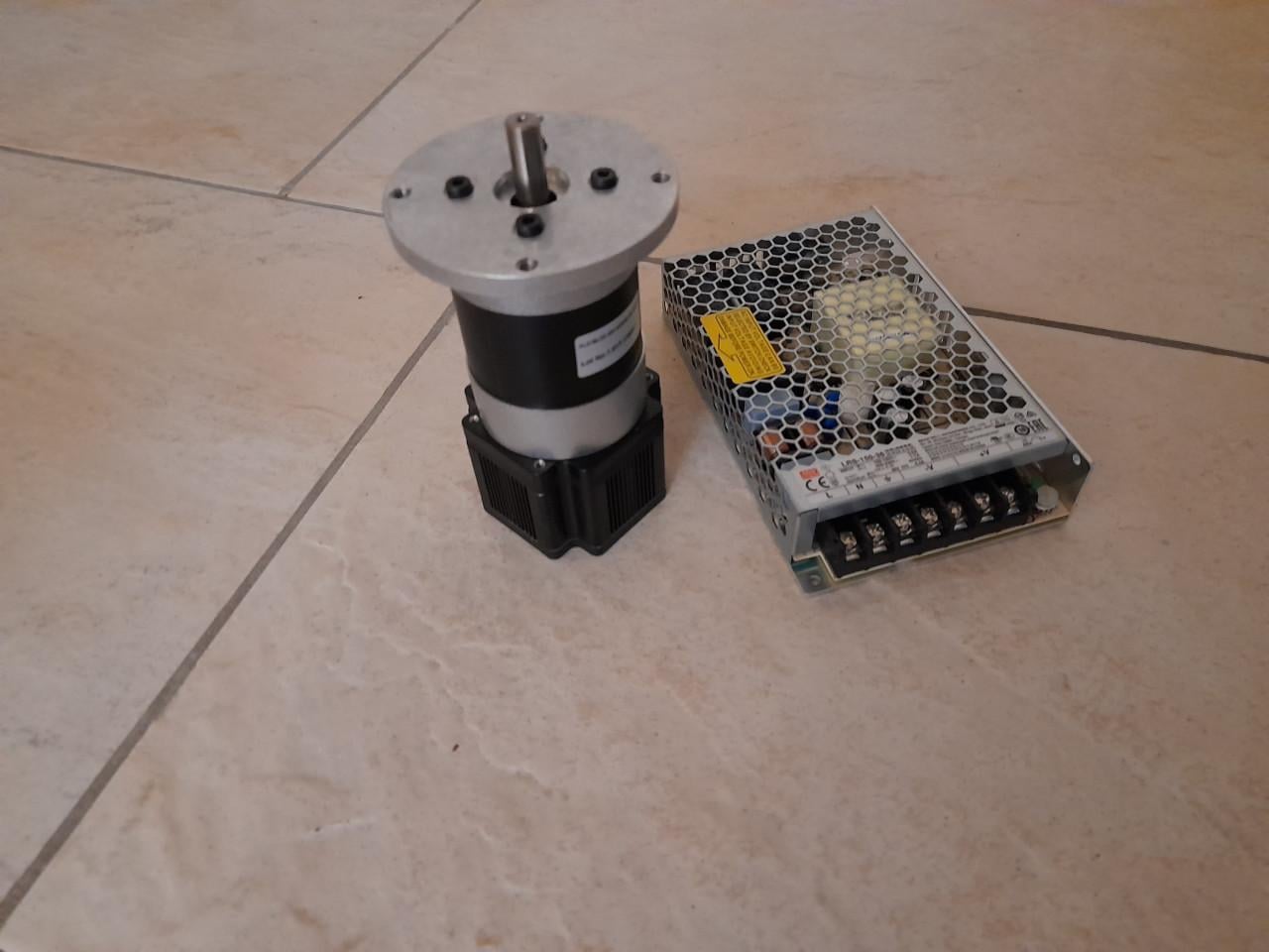 Servo met interne driver inclusief voeding  Type: FL57BL02-36V-4000IE-D9 Se