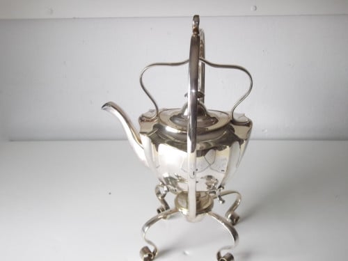 Antieke verzilverde theeketel op standaard 1906