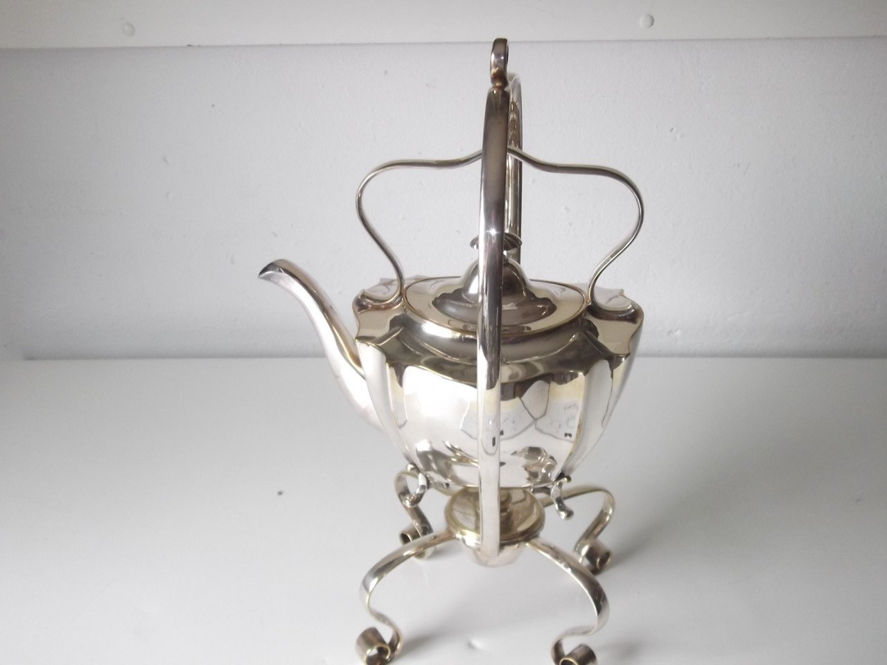 Antieke verzilverde theeketel op standaard 1906