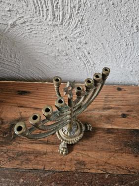 Oude bronzen joodse kandelaar met 9 armen