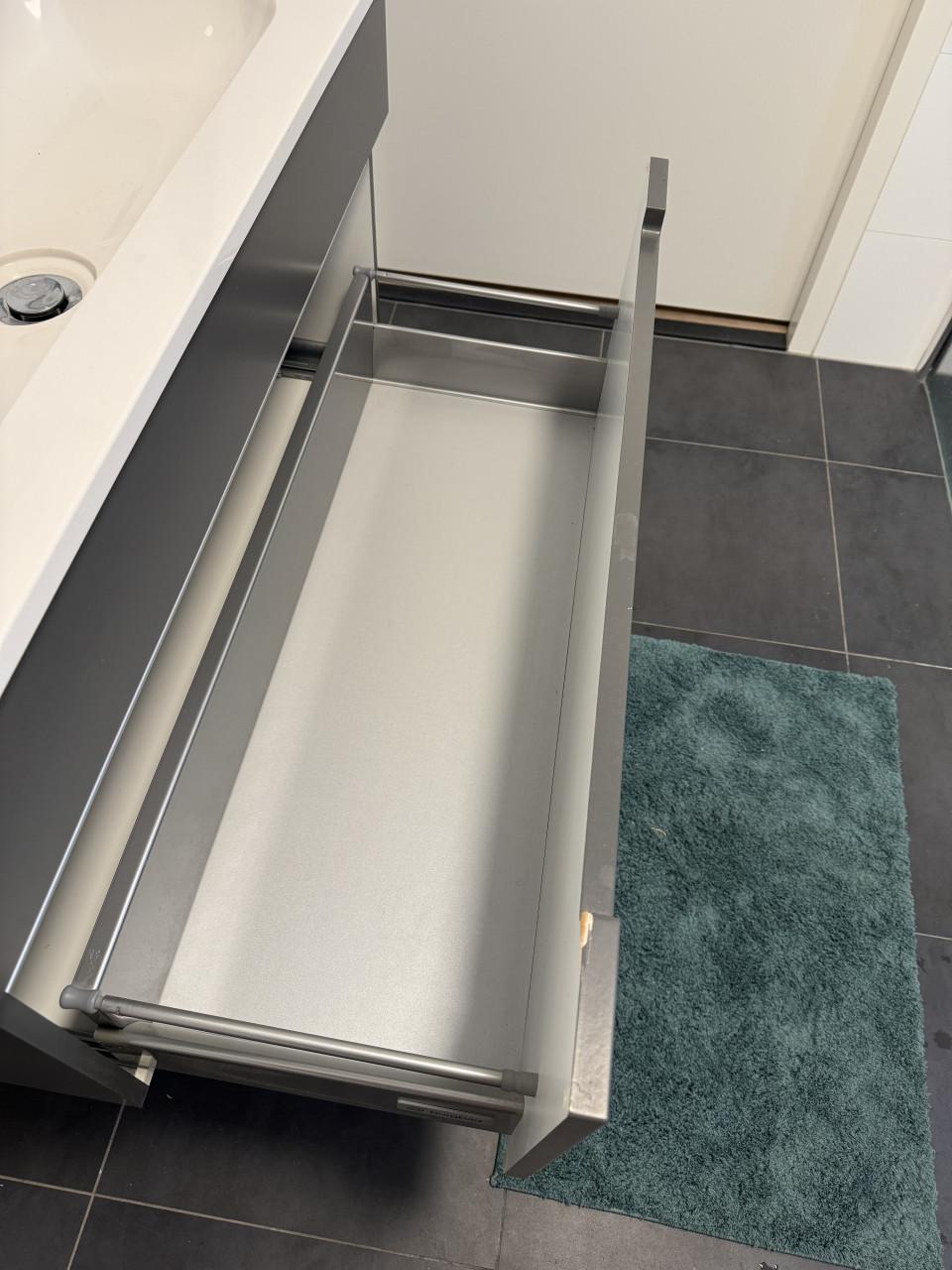 Badkamermeubel met verlichte spiegel