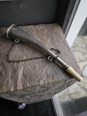 Mooi antiek jachthoorn met een ivoren mondstuk en ketting