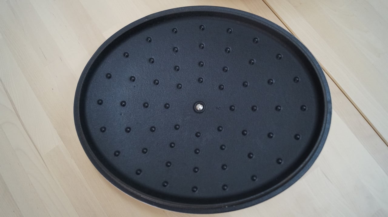 Witte ovale gietijzeren braadpan van IKEA.