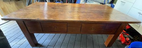 Robuuste houten salontafel met ladessalontafel met 2 lades